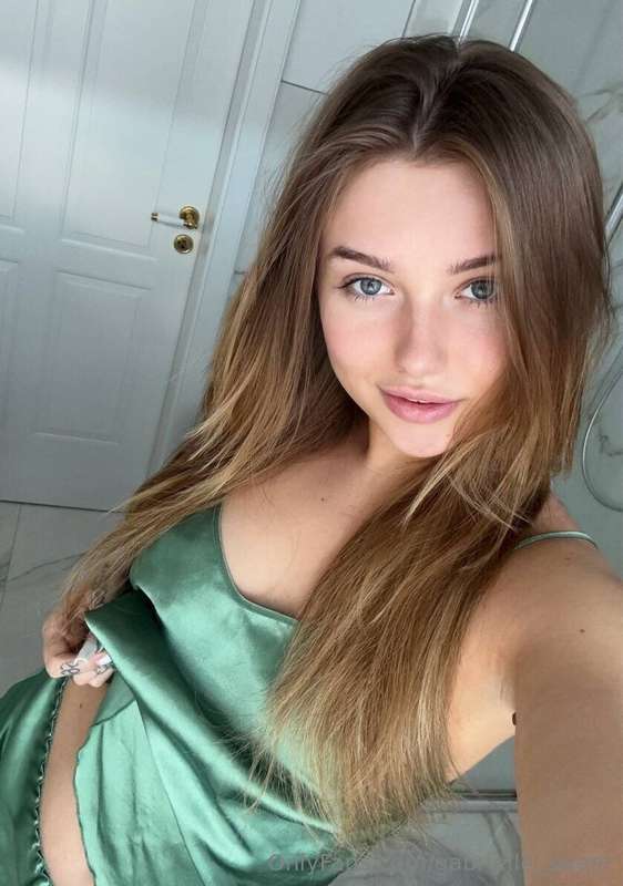  @lealealuxe She is waiting for you❤️❤️ @lealealuxe ❤️ Who w..