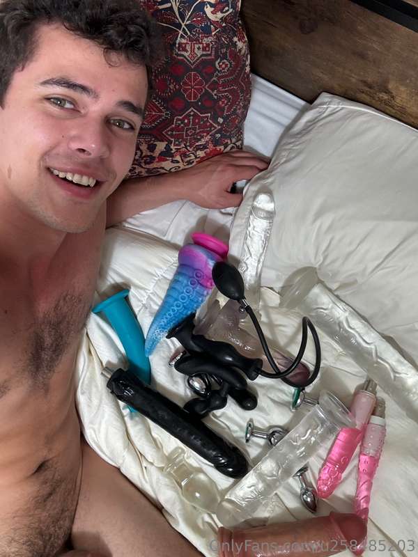 Watch me stretch my ass using every toy I have. This was so ..