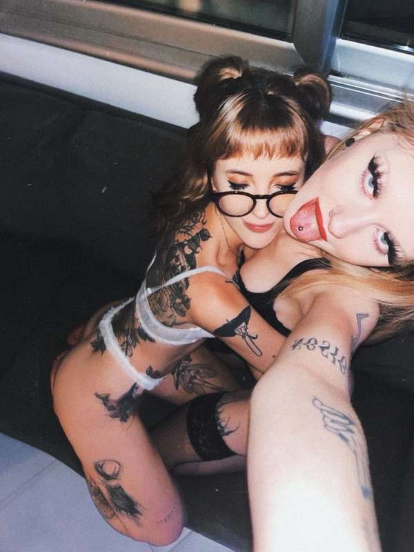 I made a new friend 🥰 

being cute with @annagutallesgut 💕 3