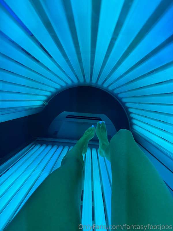 Happy hump day! I thought I’d give you a peek at me tanning .. 3
