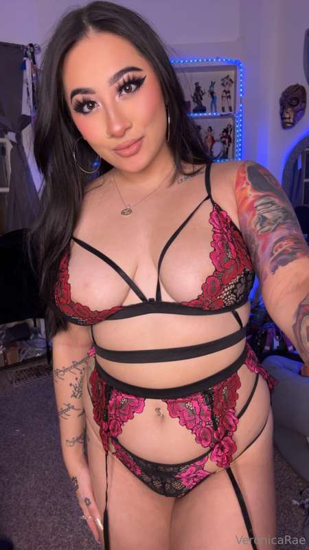 second half of the set 🖤 with some HOT nudity. Pick your fav.. 3