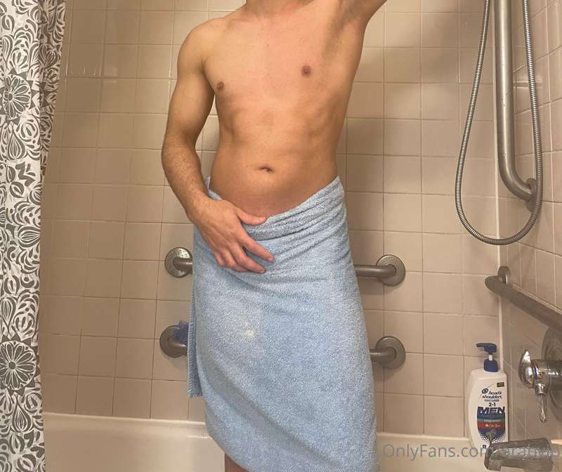 Step sister( @mariamhadid ) jerked me off after shower with ..