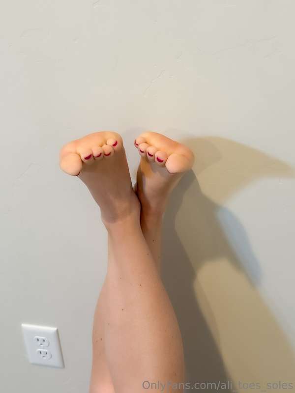 I like kisses on each of my toes 😌 4