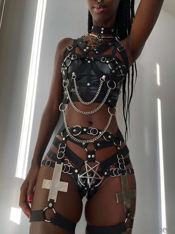 How do you like this outfit on me? 😈