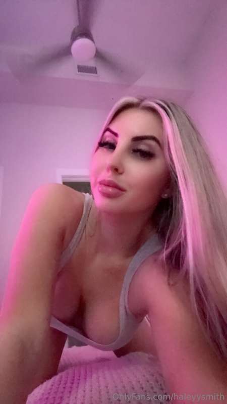 I'm bored... DM me?? 📲