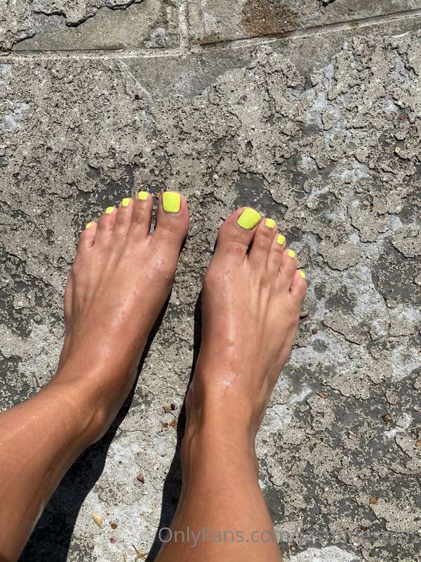 Yellow toes are back 💛👀 3