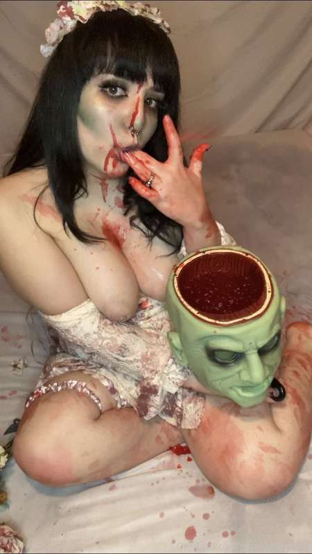 ⚠️Fake Gore Warning ⚠️ It’s just jello “brains” and the head.. 4