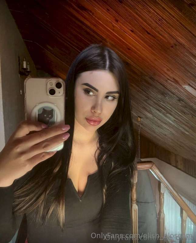 😍 @rose_olivia has a temporarily free profile 😲🎁 to play 💥 w..