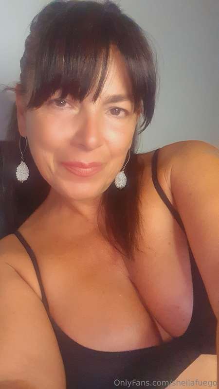 Shall we warm up together?Nos calentemos juntos?