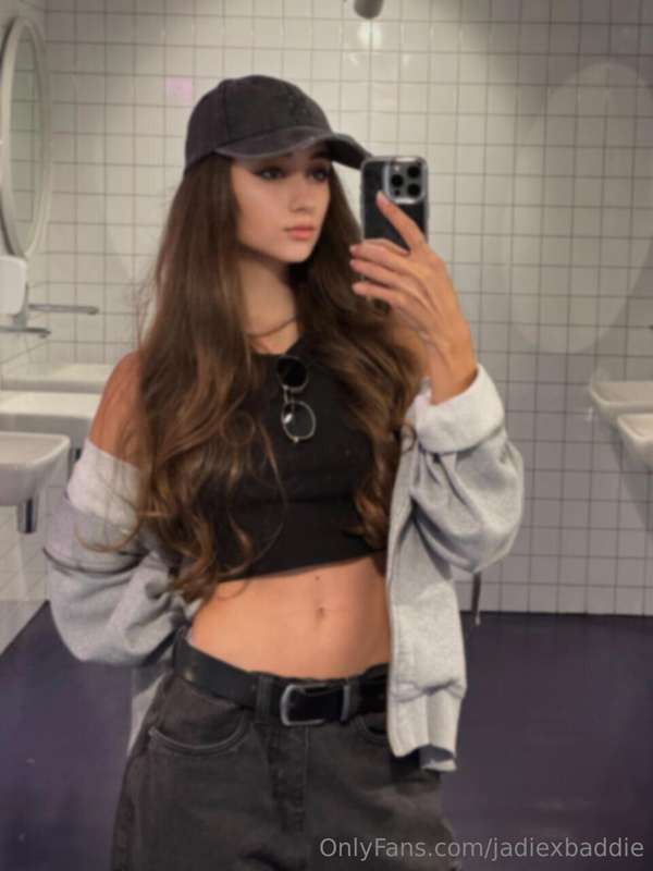 ## 🔥🔥🔥 GAMER GIRL🔥🔥🔥  Her @sara_do tight huge ass needs your..