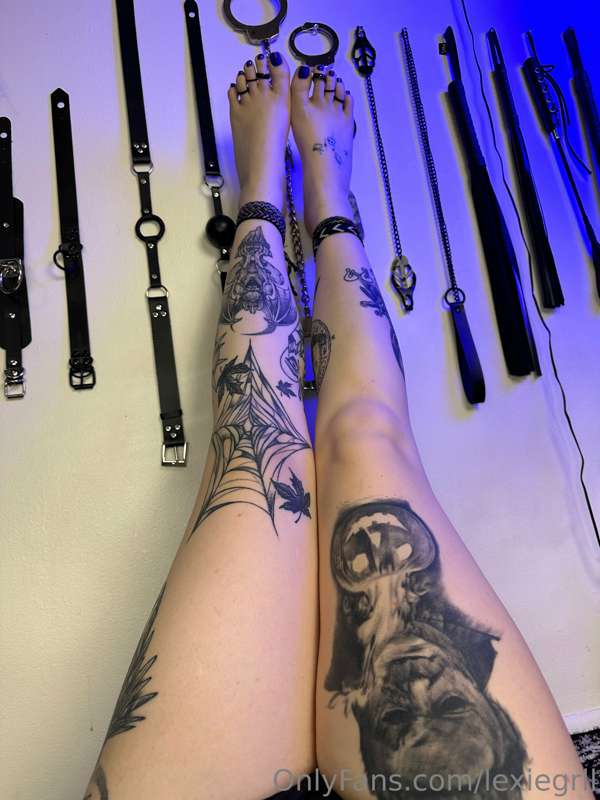 Worship all the way up and down my legs and feet 😈