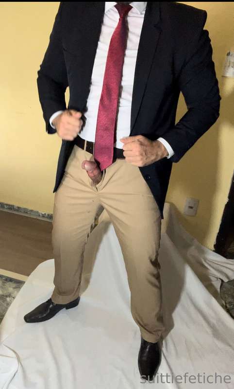 Cada vez me dá mais vontade de vestir roupa social. Gozo fác..