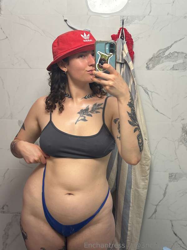 sunscreened 💪✨ look how wide my hips are  3