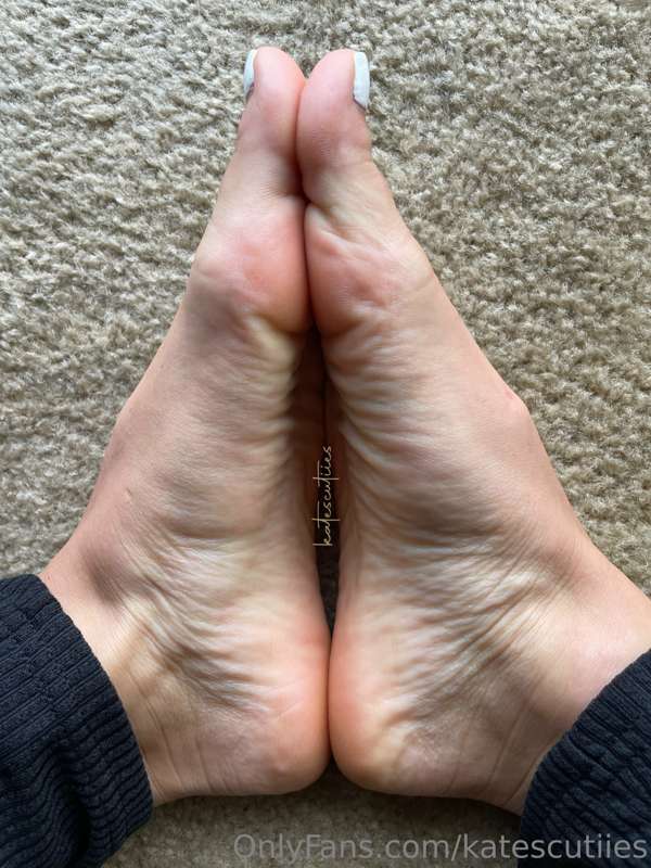 Close ups😘 tryna rub your dick on these soles?? 1