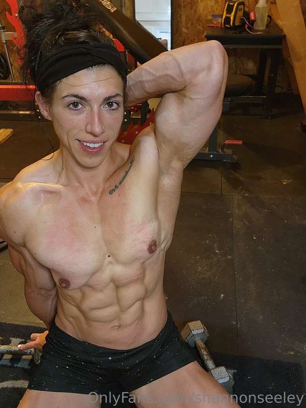 Sometimes I just let the abs be the center of attention 😝 2
