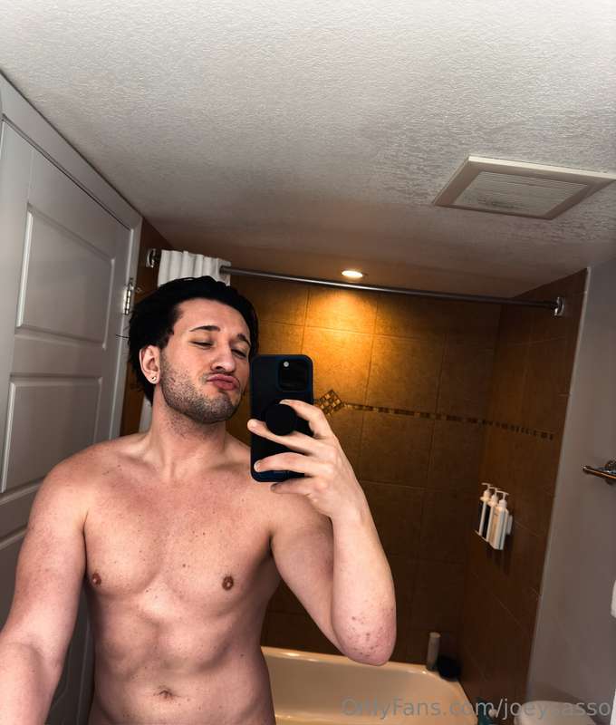 give me a kiss 🤩