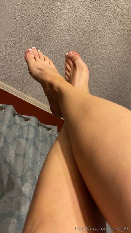 Fresh pedi! Feet are so soft and my toes look so cute! Do yo.. 2