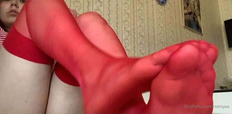 do you like the red stockings on my slender legs?😍😍