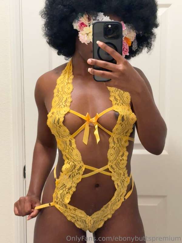 Be honest daddy, does yellow look good on me? 😏☺️ 3