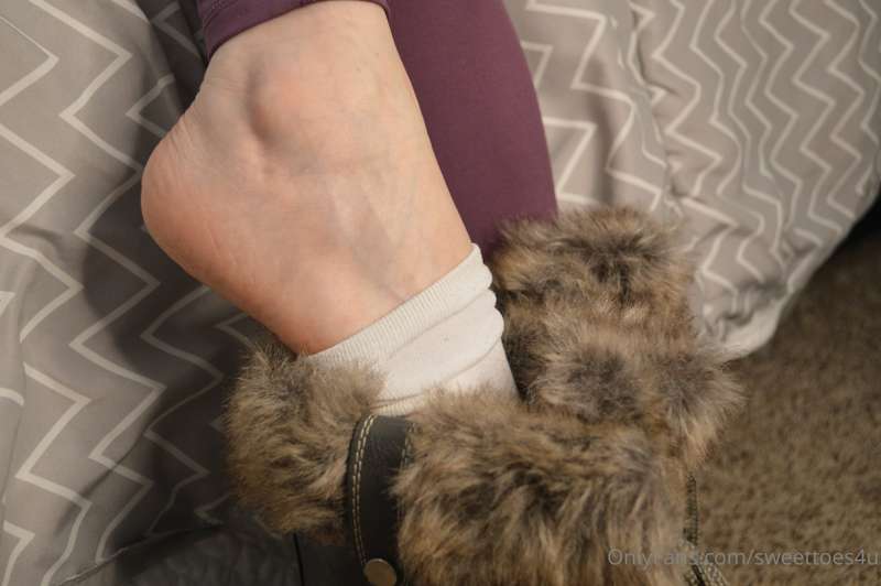 Its sooooo cold here right now.  These boots make my feet so.. 12