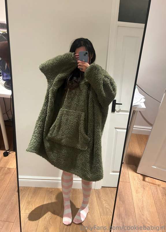 What I wear when you come over to “hangout”😜👉👈 how would we ..