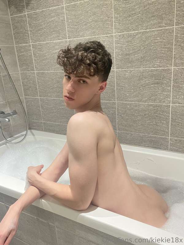 Tryna get clean in this bubble bath but my thoughts are too .. 27