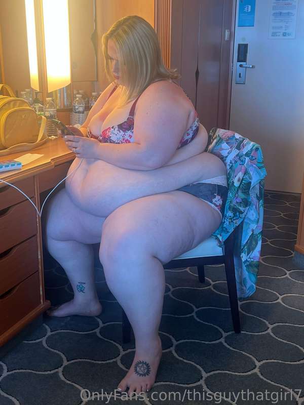 Check out these candid shotz of Britt putting on her makeup!.. 21