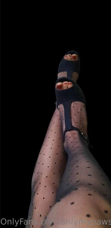 Sexy tights, high heels and red nails. 🦶👠 6