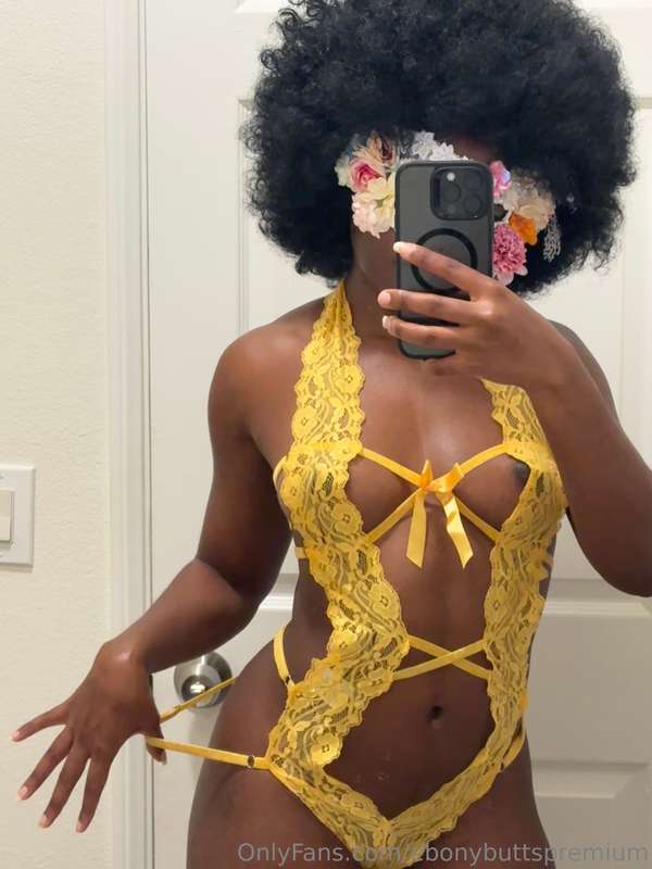 Be honest daddy, does yellow look good on me? 😏☺️ 2