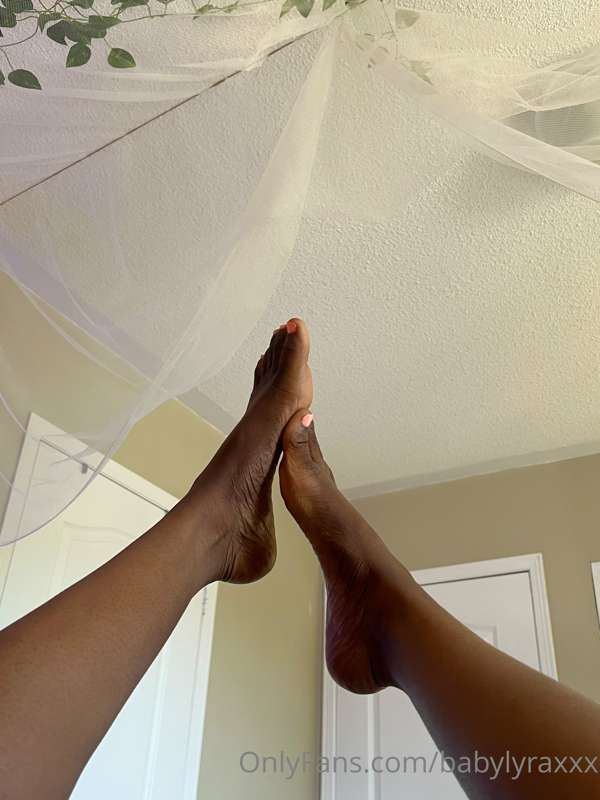 My feet 🙆🏾‍♀️