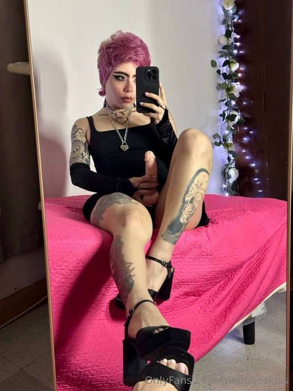 🕸 Don't let my petite frame fool you — I'm @mistressroxybdsm..