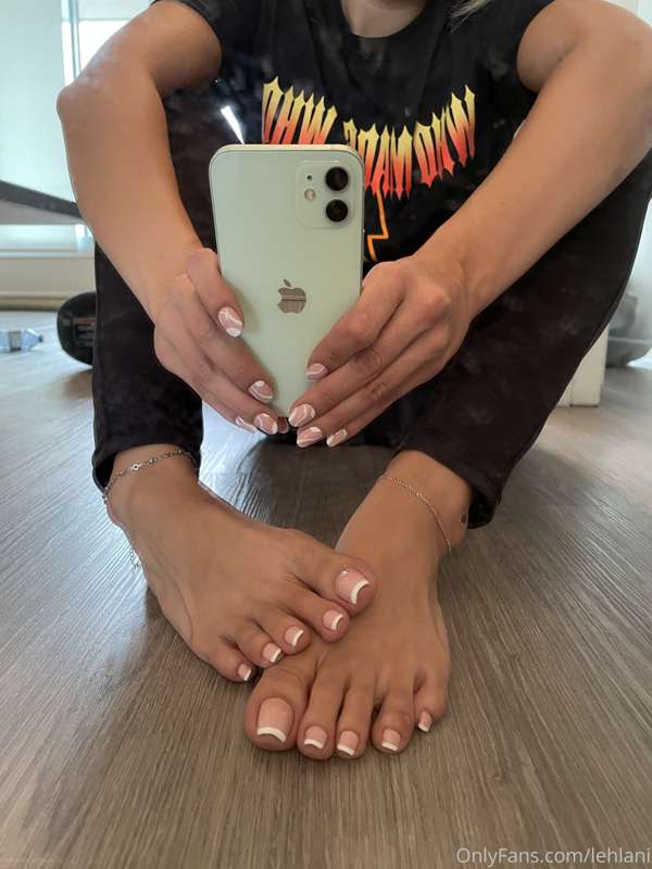 Dirty mirrors can’t stop cute feet 😜 3