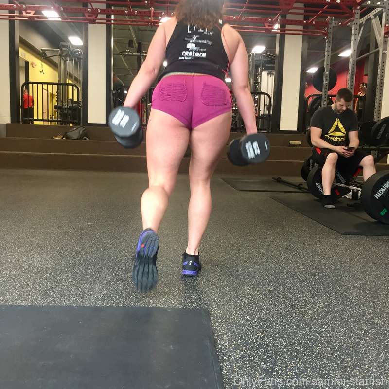 Some dumbbell lunges for the booty gains. Everytime I wear s.. 5