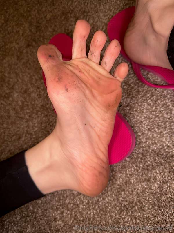 Dirty flip flop feet 😈 7