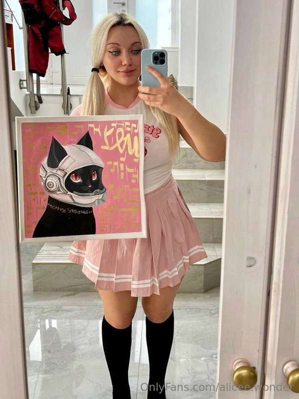 Your creative girl 👧  What do you think can inspire me?  Ver..