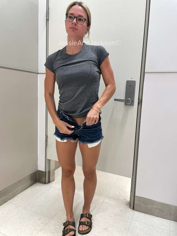 **Change room candids** 📸
Of course Jackson had to come in w.. 2