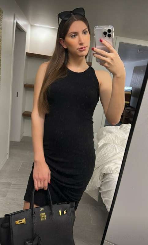 Pull up my dress for a surprise..🙈😈😈