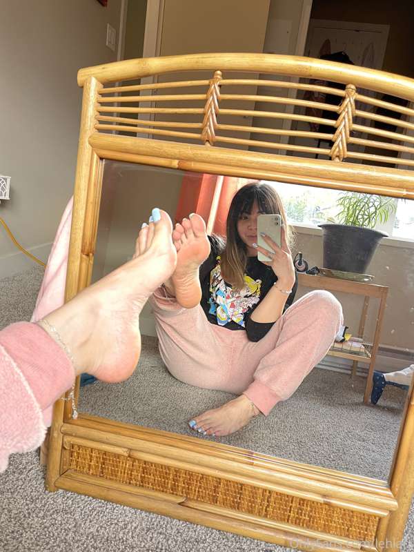 You could fit me in a tiny box the size of this mirror 😜 3