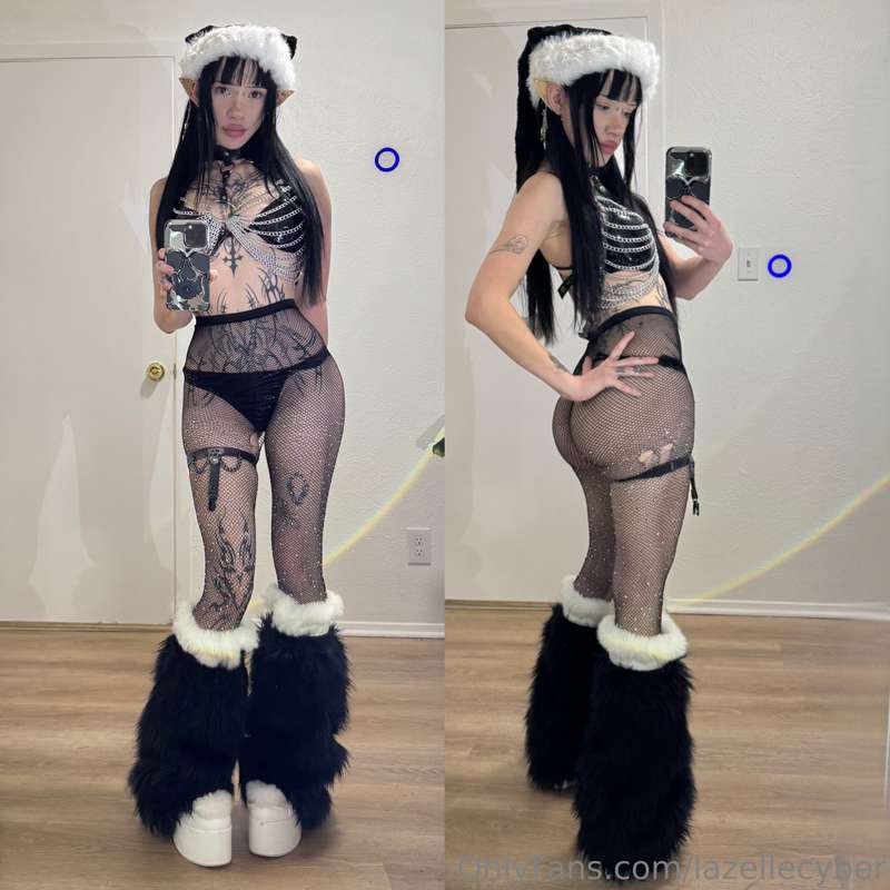 Elf booty? 🖤 ps.. did you see my new Christmas banner? 👀