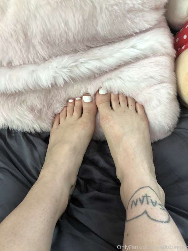 Showing off my new pedicure!  I’ll be doing a footjob with R..