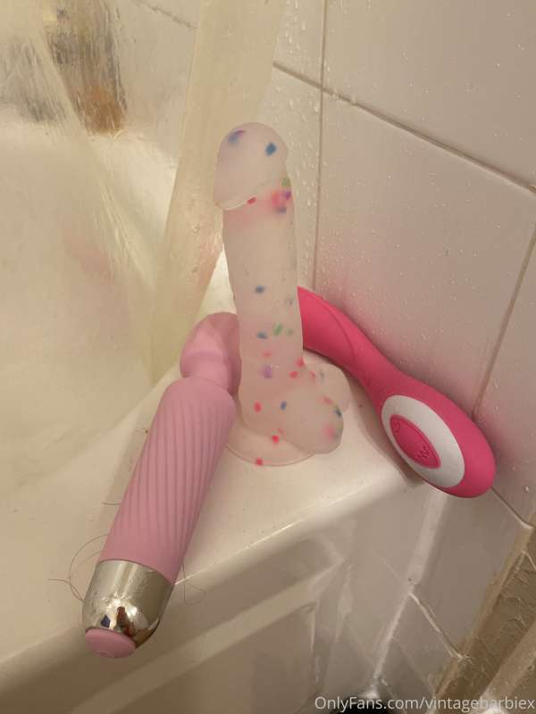 About to do some shower content before doing my customs 🥰