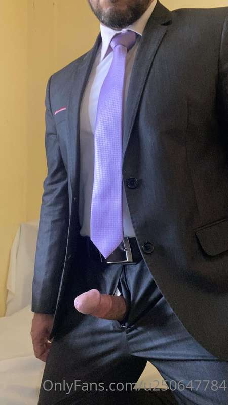 Quem curte um macho com tesão de terno?
