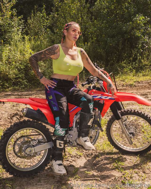 Moi et @missgamelin on aime faire de la moto mais on aime au..