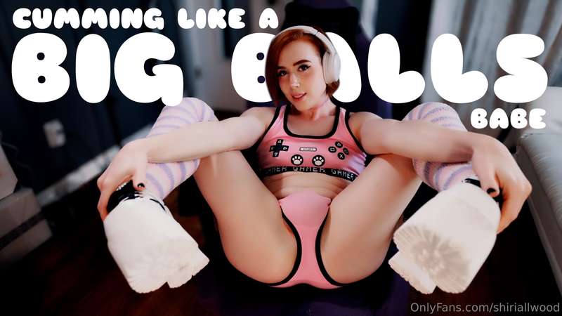 ***CUMMING LIKE A BIG BALLS BABE***  This gamer girl has fat..