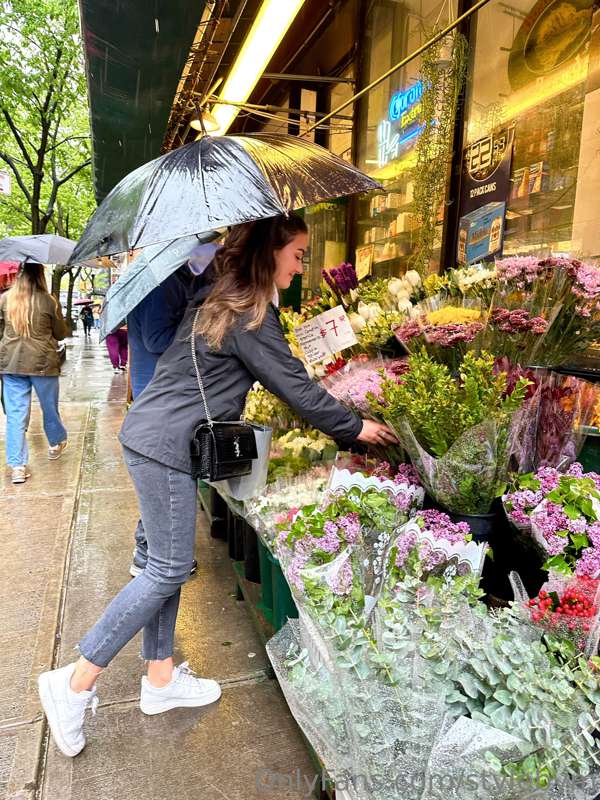 Always make time to stop and smell the roses 🌹🌷🌸