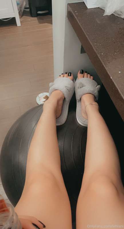 pls fantasize about my feet while I do this damage control a.. 4
