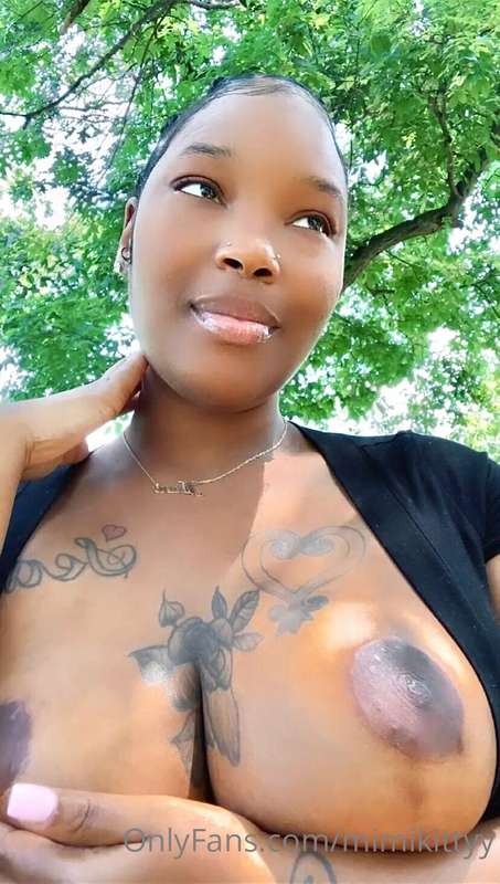 Hey from me & the girls!👋🏾😌😘 #tittytuesday 1