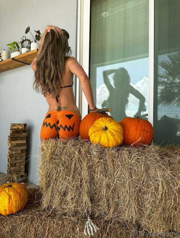 Swipe to see who painted my pumpkin 🎃 3