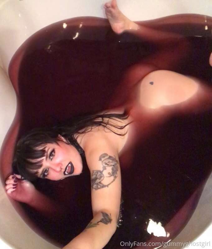 Your Countess is waiting for you to join in on this bl00d ba.. 28