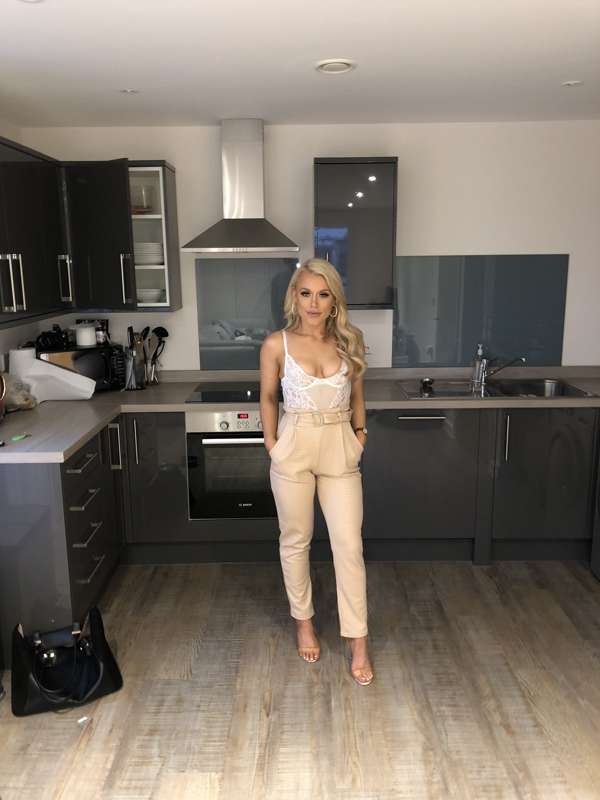 This outfit is so feel good, I am going out with confidence .. 2